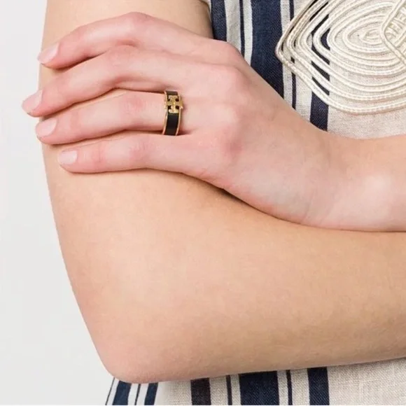 TORY BURCH • Green Kira Enamel Band Logo Ring - Picture 3 of 8
